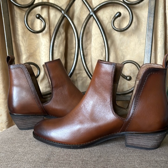 NIB women Sz 8 cognac cut out short low heel booties - Picture 6 of 12